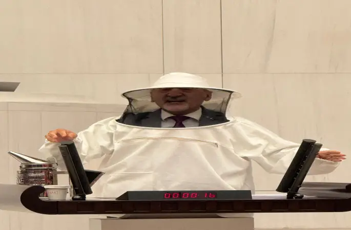 Meclis'ten Arıcı Tulumu İle Haykırdı: Türkiye Sahte Bal Cennetidir!