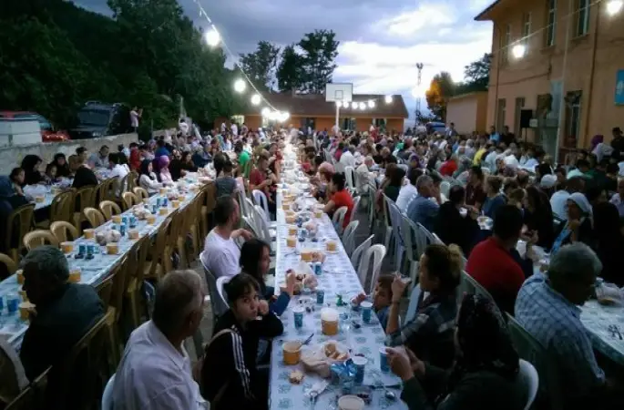 Medreseönü kültür ve yardımlaşma derneğinin geleneği bozmadı.