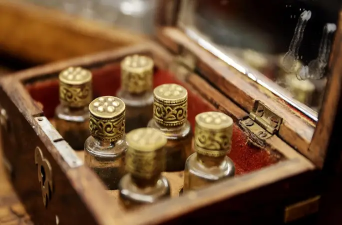 Mesnevi'de adı geçen 12 esans, obruk manzaralı otelin koku müzesinde sergileniyor