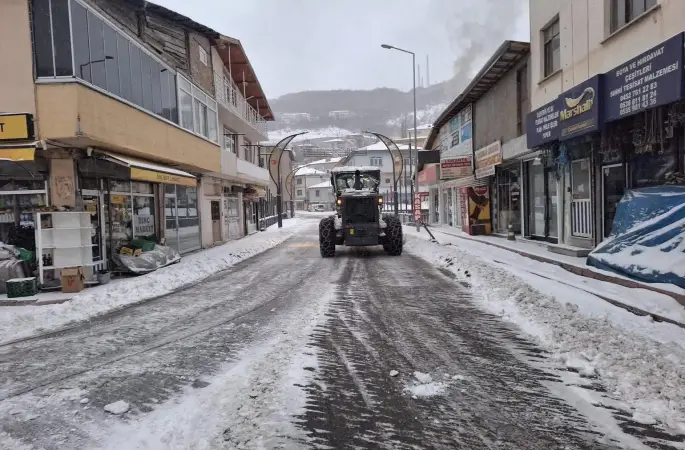 Mesudiye'de Karla Mücadele Çalışmaları Gece Boyunca Devam Etti