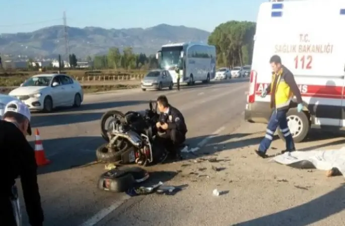 Motosiklet ile Kamyonet Çarpıştı: 1 Ölü, 1 Yaralı