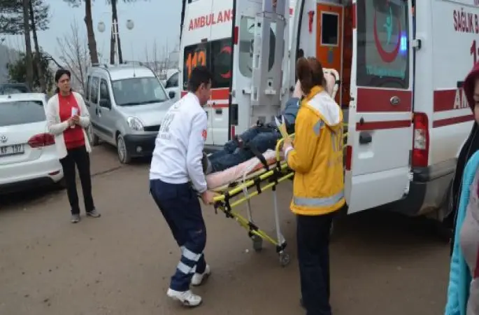 Otomobil Tır a Çarptı: 3 Yaralı