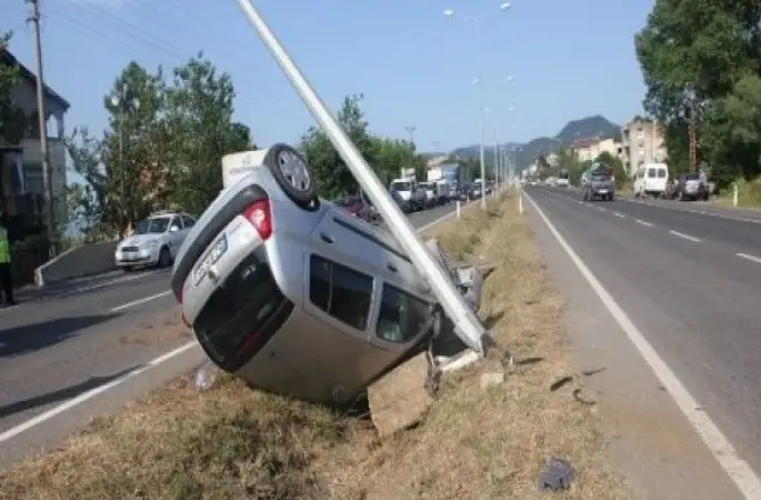 Otomobil Elektrik Direğine Çarptı