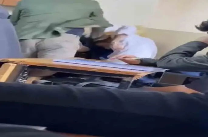 Öğrencisini Kitapla Acımasızca Döven Öğretmen Serbest Bırakıldı