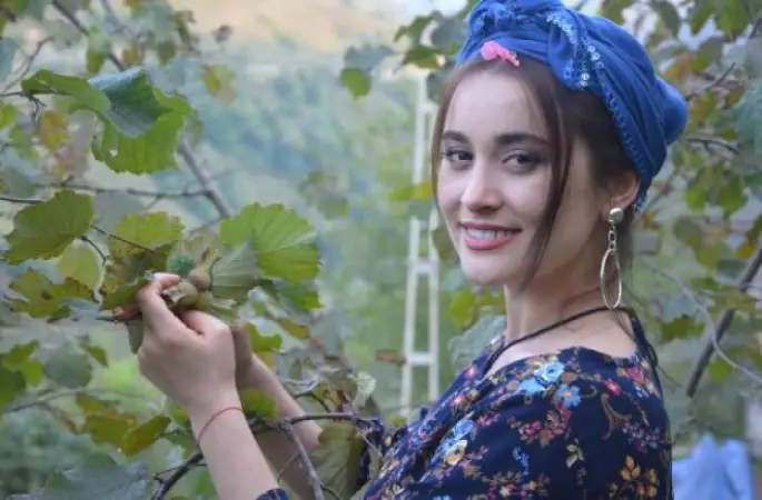 Ordu Pop Müzik Şarkıcısı Elif Kaya Ailesinin Bahçesinde Fındık Topladı