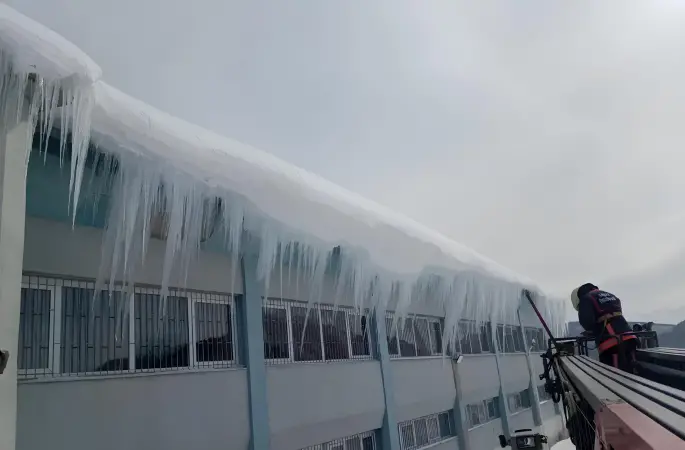 Ordu’da Tehlikeli Buz Sarkıtları Temizleniyor