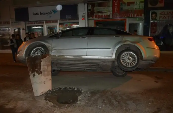 Otomobil Yol Ortasındaki Rögar Açma Blokuna Çarptı: 3 Yaralı