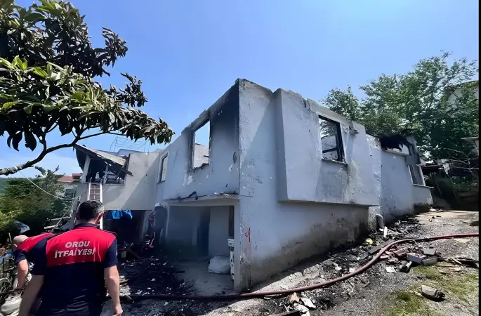 Perşembe’de Korkutan Yangın: Kayık Ustasının Evi Küle Döndü