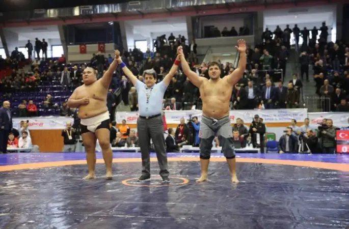 Recep Kara, Asya Sumo Şampiyonu Ergeshov'u tuş etti