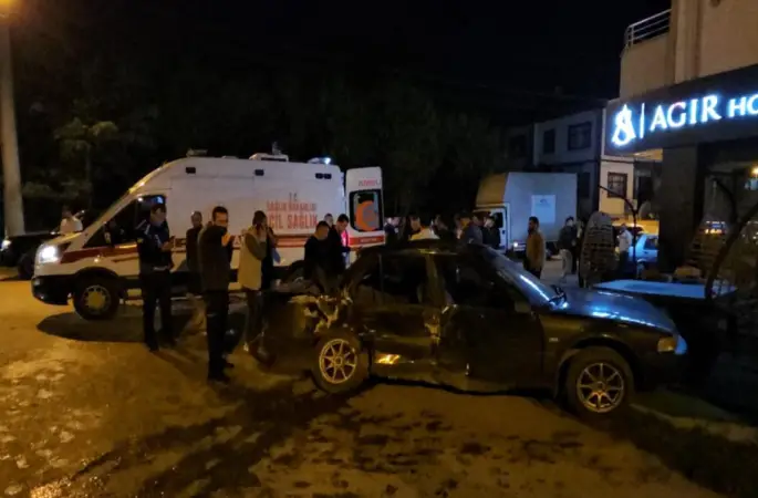Sakarya'da park halindeki araca çarpan otomobildeki 1 kişi öldü, 1 kişi yaralandı