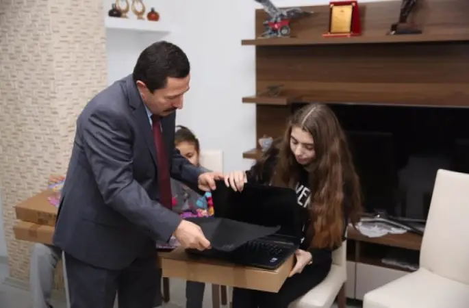Şehit Çocuklarına Dizüstü Bilgisayar Hediye Edildi