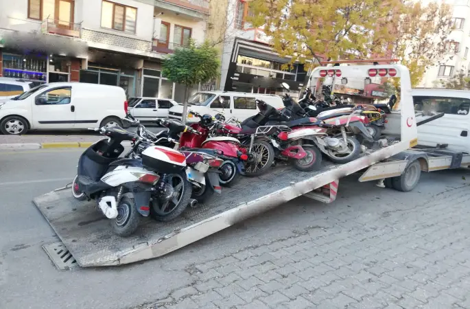 Şehrin merkezinde motosiklet yarışı! Trafikten men edildiler