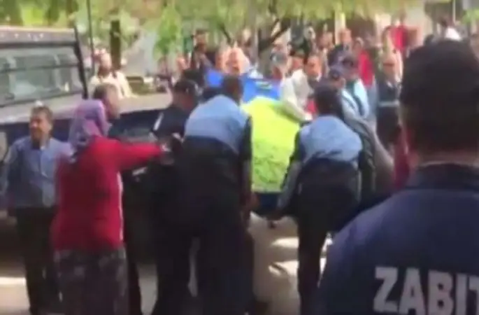 Seyyar Satıcının Arabasına El Koyan Zabıtaya Alkışlı Protesto