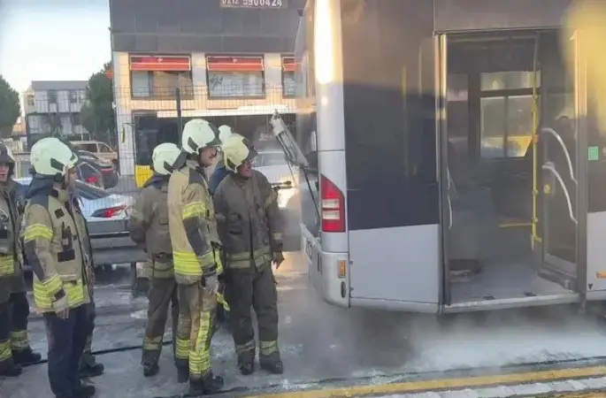 SON DAKİKA... İstanbul Avcılar'da metrobüs yangını: Bir anda dumanlar yükselmeye başladı!
