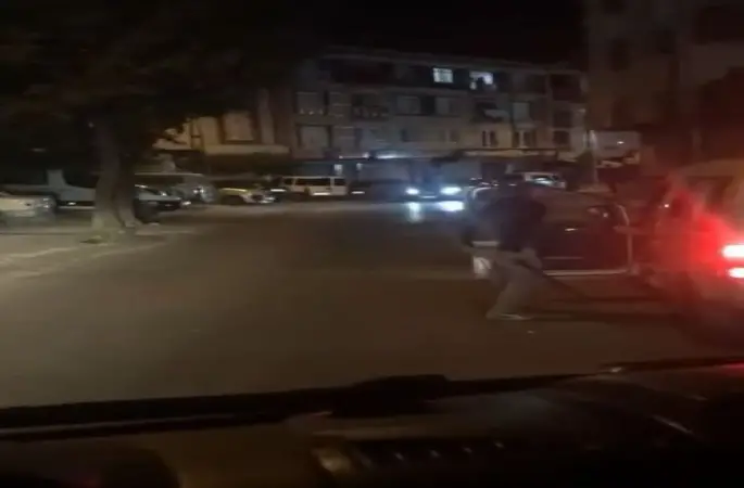 Trafikte sinir krizi geçirdi, adamın aracına jop ile saldırdı