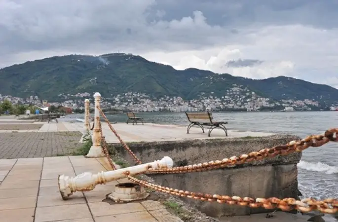 Belediye yapıyor, duyarsız vatandaş yıkıyor