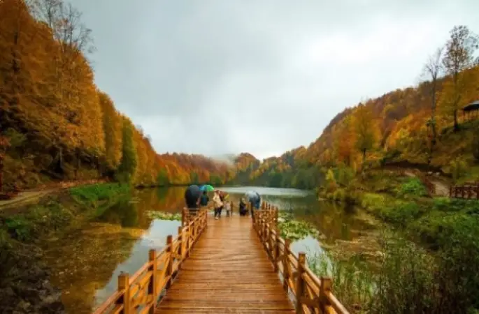 Ulugöl Sonbahar Renkleriyle Büyülüyor