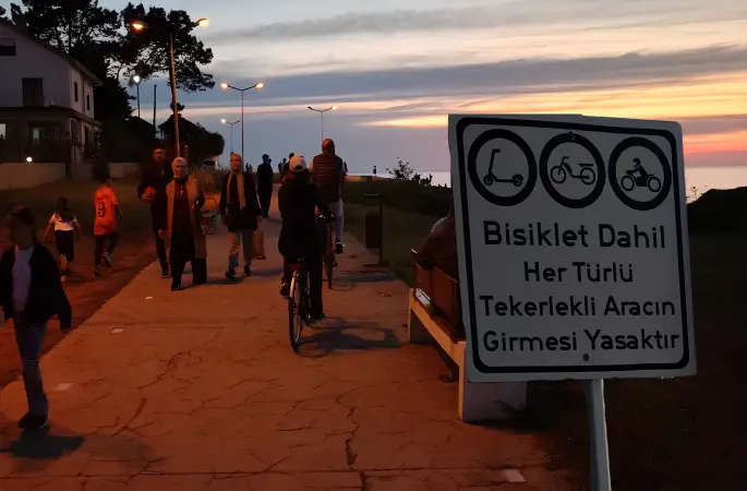 Ünye Sahilinde Bisiklet Tehlikesi: Yasağa Rağmen Yayalar Risk Altında