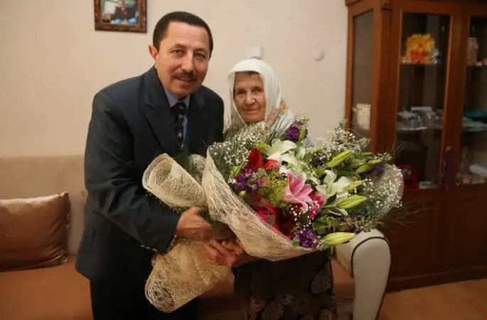 Vali Balkanlıoğlu, 78 Yaşındaki Hidayet Güney'in Anneler Günü'nü Kutladı