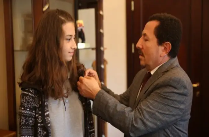 Vali Balkanlıoğlu Başarılı Öğrenciyi Ödüllendirdi