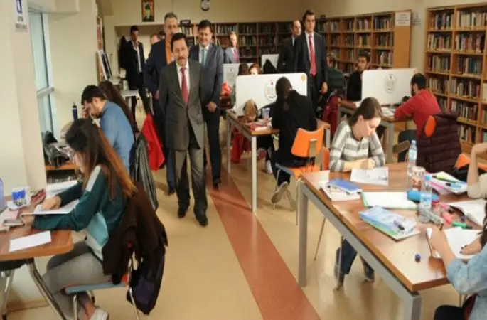 Vali Balkanlıoğlu'ndan Kütüphane Ziyareti