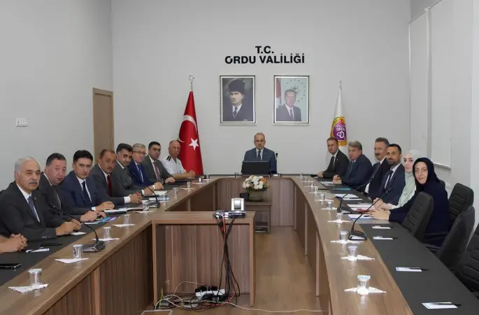 Vali Üniversite Öğrencileri İçin Topladı