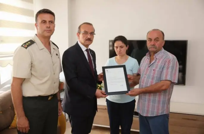 Vali Yavuz, Şehit Astsb.Üçvş.Recep İnce'nin Ailesine 'Şehadet Belgesi'ni Takdim Etti