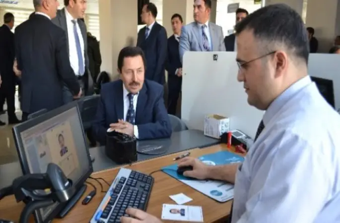 Vali, Yeni Kimlik Kartı İçin Başvuru Yaptı
