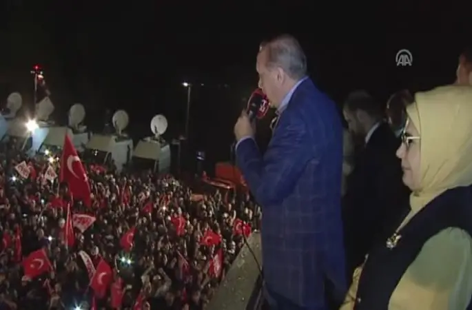 Vatandaşlar "Evet" Kararını Tarabya'da da Kutladı