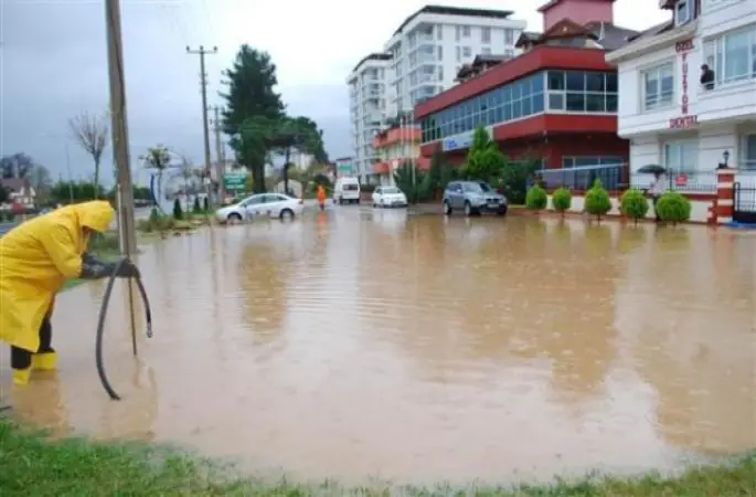 Yağmur Yağdı Sokaklar Göle Döndü