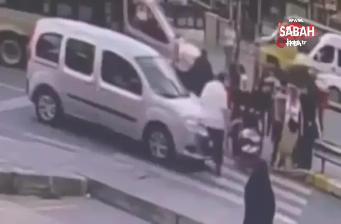 Yaya geçidinde kendisine yol vermeyen sürücüyü bıçakladı