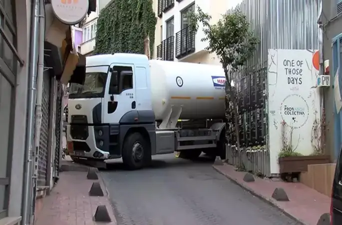 Yer: İstanbul! Virajı alamayan TIR yolu kapattı