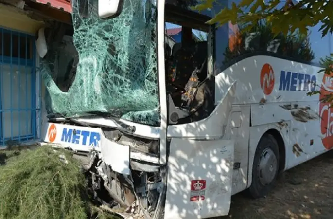 Yolcu Otobüsüyle Kamyonet Çarpıştı: 8 Yaralı