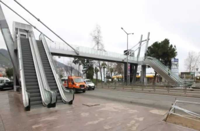 Yürüyen Merdivenli Üst Geçit Açılışa Hazır