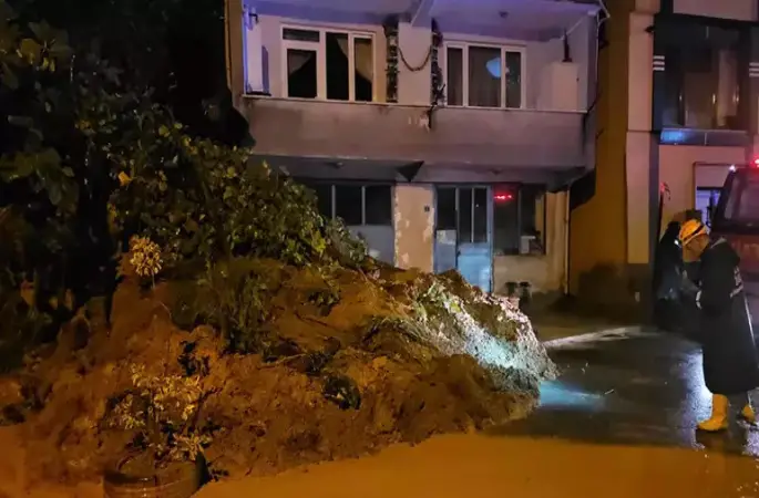 Zonguldak'ta heyelan apartmanın girişi kapattı! 6 kişi mahsur kaldı